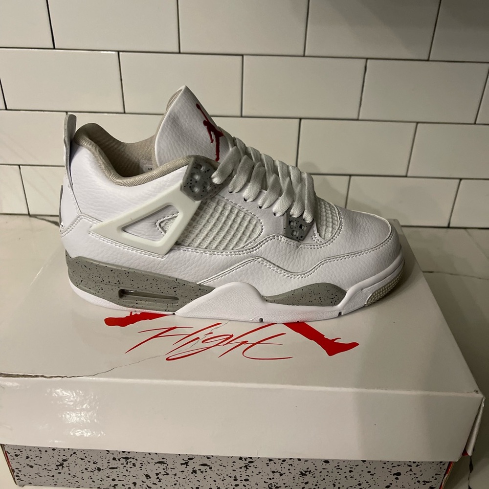 Men’s Jordan Retro 4 White Oreo Size 6.